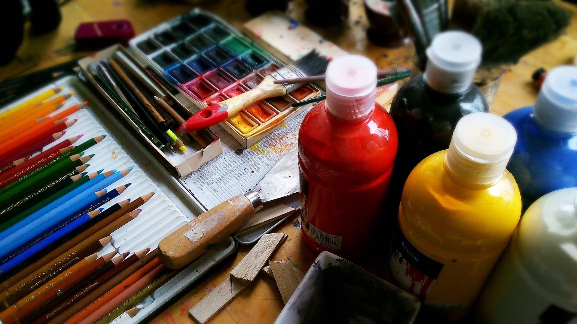 Photo de crayons et tubes de peinture
