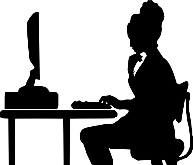 Image d'une silhouette de femme devant un écran